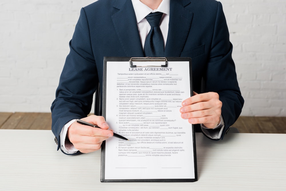 Comprendre en Profondeur le Contrat de Bail Commercial : Un Guide Complet