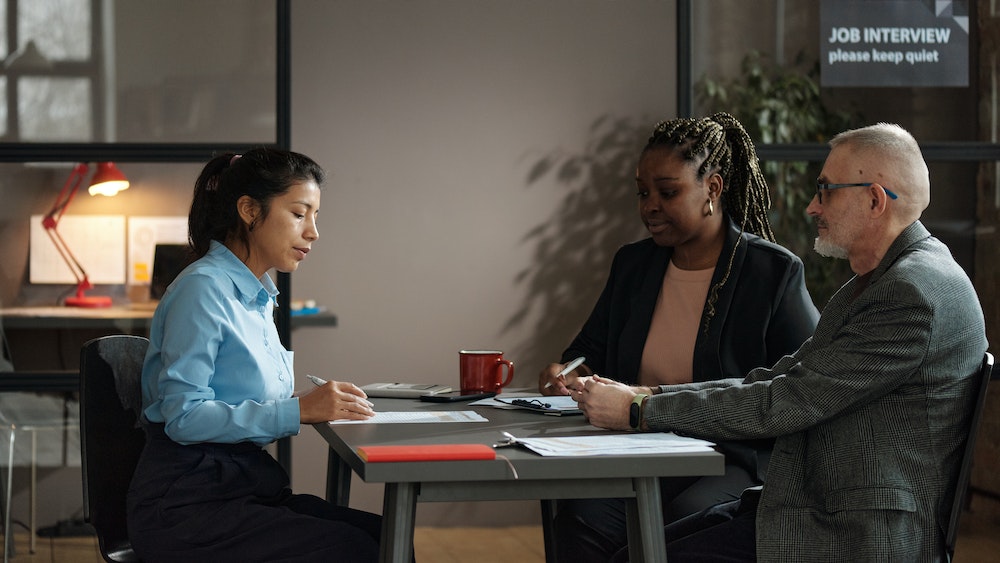 Naviguer dans le labyrinthe juridique des contrats de travail : implications et enjeux